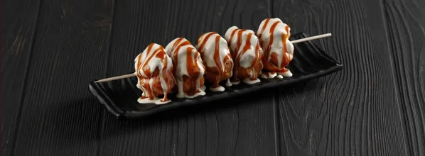BROCHETTE DE PROFITEROLE AU CARAMEL