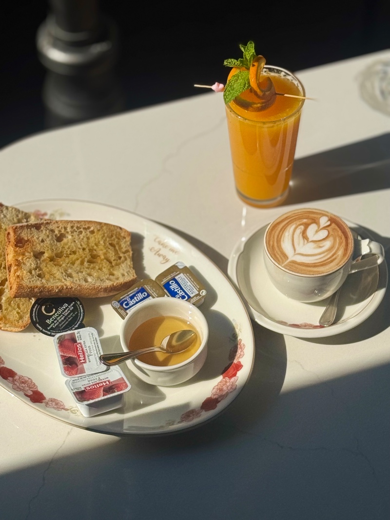 Tartine , boisson chaude et jus d’orange