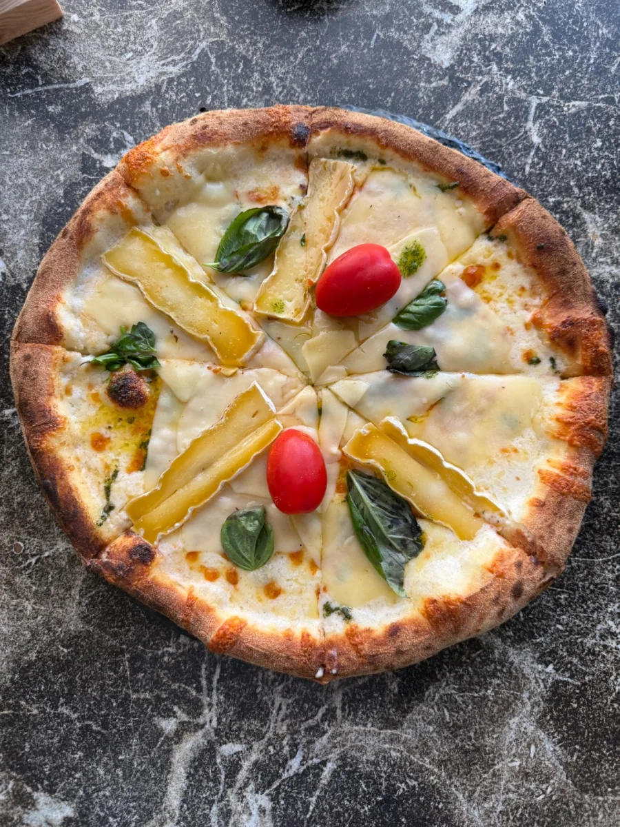 Pizza quattro fromaggi