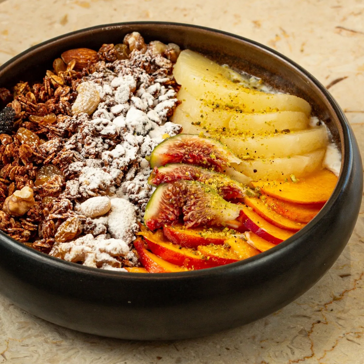 Granola bowl et fruits rouge