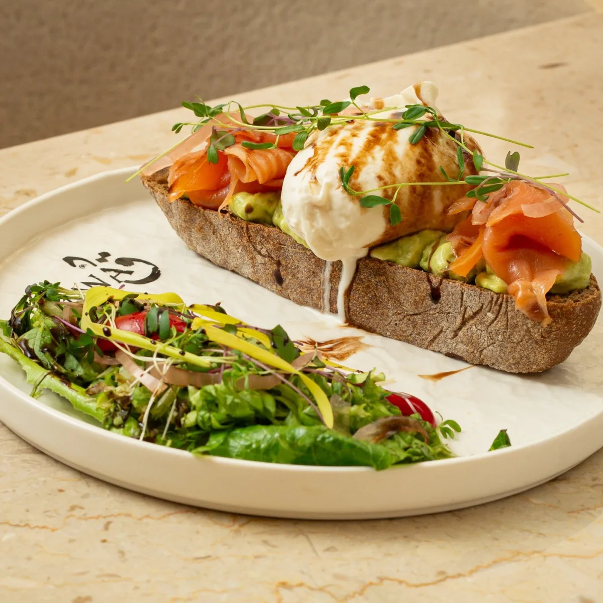 Toast burrata, saumon & avocat